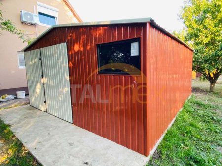 Plechová garáž 5×5×2,5 - měděná hnědá RAL 8004 Lesk, sedlová střecha, dvoukřídlá vrata, okno PCV