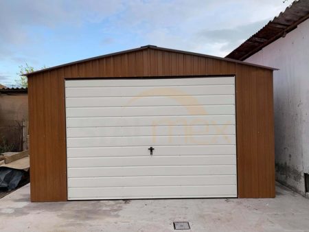 Plechová garáž 4×6×2,5 - zlaty dub (imitace dřeva)/ bílý RAL 9010, sedlová střecha, výklopná vrata