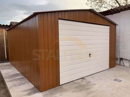 Plechová garáž 4×6×2,5 - zlaty dub (imitace dřeva)/ bílý RAL 9010, sedlová střecha, výklopná vrata