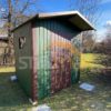 Zahradní domek 2×2×2,40 – chromová zelená BTX 6020 MAT, sedlová střecha, jednokřídlé dveře, okno
