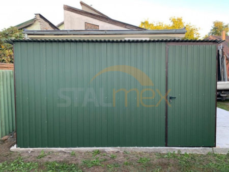 Zahradní domek 4×2×2,10 – chromová zelená BTX 6020 MAT, spád od vrat dozadu, jednokřídlé dveře