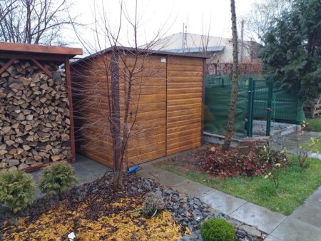 Zahradní domek 2,5×2×2,10 – zlaty dub (imitace dřeva), spád od vrat dozadu, jednokřídlé dveře