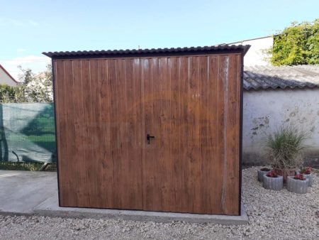 Zahradní domek 2,5×2×2,10 – ořech (imitace dřeva), spád od vrat dozadu, dvoukřídlá dveře