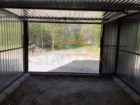 Plechová garáž 3,5×6×2,18 - spád od vrat dozadu, výklopná vrata