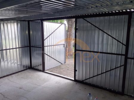 Plechová garáž 5×3×2,1 – spád od vrat dozadu, dvoukřídlá vrata