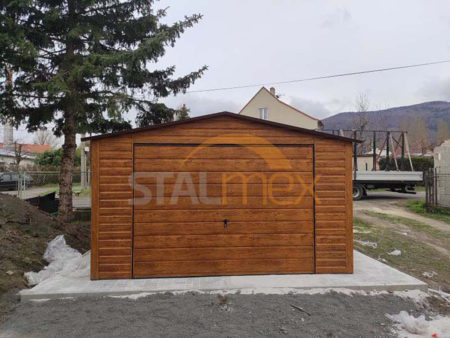 Plechová garáž 4×6×2,5 - zlaty dub (imitace dřeva), sedlová střecha, výklopná vrata, okno PCV