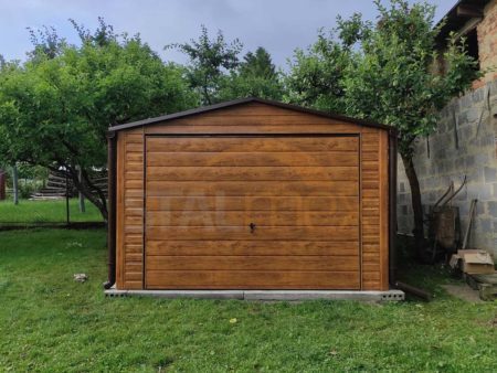 Plechová garáž 3,5×6×2,5 - zlaty dub (imitace dřeva), sedlová střecha, výklopná vrata, okno PCV, dveře