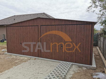 Plechová garáž 6×6×2,5 - ořech (imitace dřeva), sedlová střecha, výklopné vrata