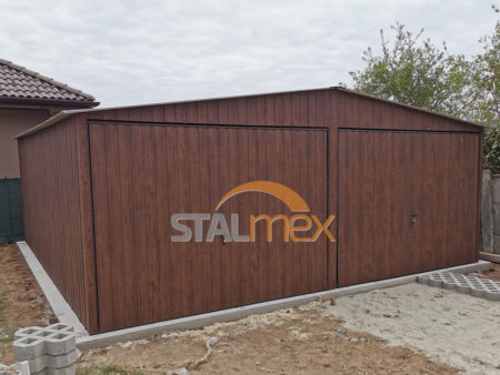 Plechová garáž 6×6×2,5 - ořech (imitace dřeva), sedlová střecha, výklopné vrata