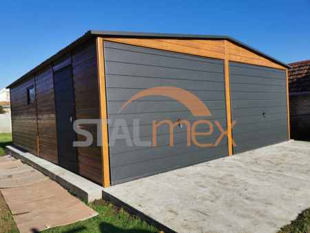 Plechová garáž 6×5×2,5 - zlaty dub (imitace dřeva)/antracitová šedá RAL 7016 MAT, sedlová střecha, výklopné vrata, dveře