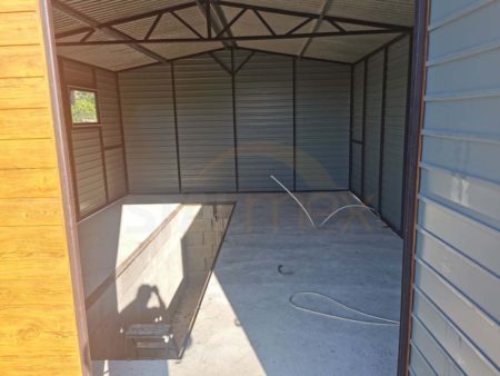 Plechová garáž 4,5×6×2,5 - zlaty dub (imitace dřeva), sedlová střecha, dvoukřídlá dveře, 2× okno PCV
