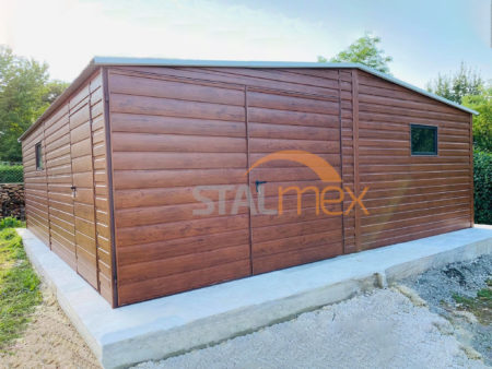 Plechová garáž / Sklad 6,5×7×2,6 – zlaty dub (imitace dřeva), sedlová střecha, dvoukřídlá dveře, 2 x okno PCV, dveře
