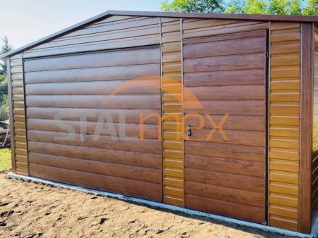 Plechová garáž 5×5×2,50 - ořech/zlaty dub (imitace dřeva), sedlová střecha, výklopná vrata, dveře
