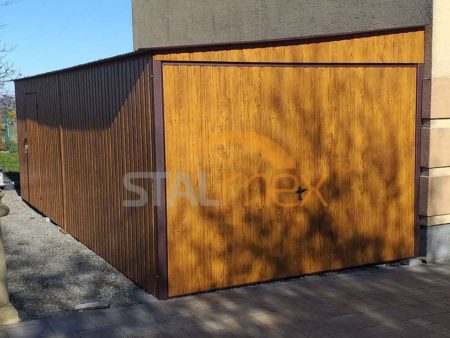 Plechová garáž 3×7×2,4 - zlaty dub (imitace dřeva), spád vlevo, výklopná vrata, dveře