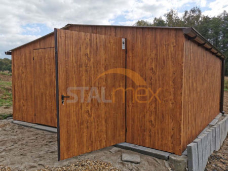 Plechová garáž 5×5×2,5 - zlaty dub (imitace dřeva), sedlová střecha, dvoukřídlá vrata