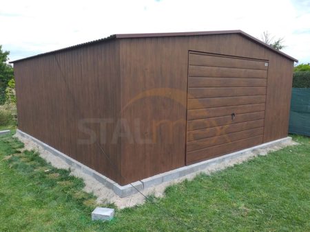 Plechová garáž 6×6×2,5 – ořech (imitace dřeva), sedlová střecha, výklopná vrata