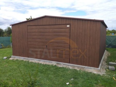 Plechová garáž 6×6×2,5 – ořech (imitace dřeva), sedlová střecha, výklopná vrata