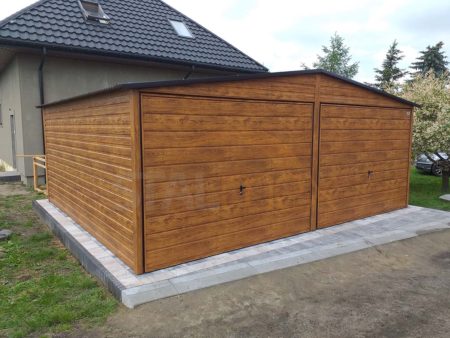 Plechová garáž 6x5x2,5 - zlaty dub (imitace dřeva), sedlová střecha, výklopné vrata, dveře