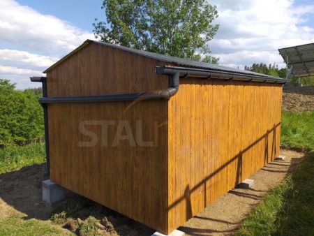 Plechová garáž 3×5×2,5 – zlaty dub (imitace dřeva), sedlová střecha, výklopná vrata