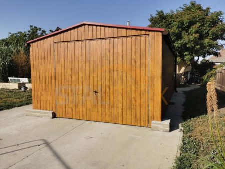 Plechová garáž 4x6×2,5 – zlaty dub (imitace dřeva), sedlová střecha, výklopná vrata, okno PCV, dveře