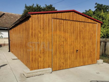 Plechová garáž 4x6×2,5 – zlaty dub (imitace dřeva), sedlová střecha, výklopná vrata, okno PCV, dveře