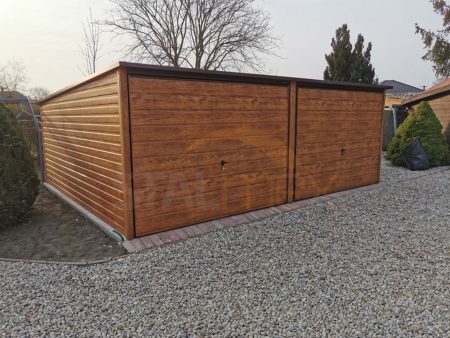 Plechová garáž  6×5×2,1 – zlaty dub (imitace dřeva), spád od vrat dozadu, výklopné vrata