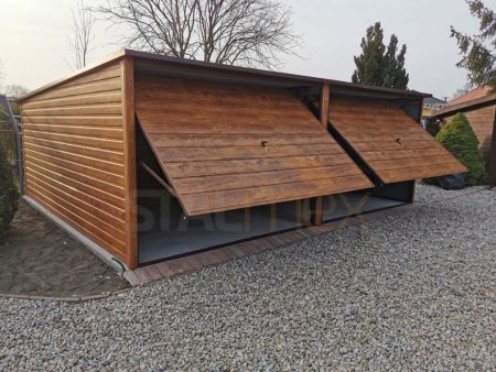 Plechová garáž  6×5×2,1 – zlaty dub (imitace dřeva), spád od vrat dozadu, výklopné vrata