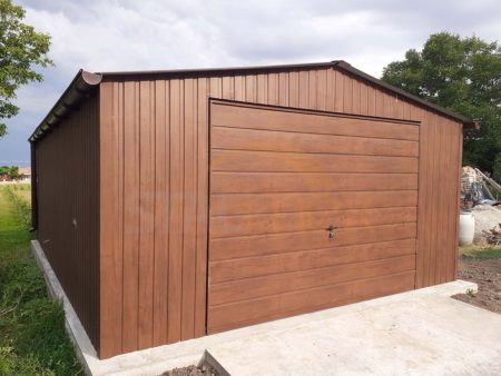 Plechová garáž 5x6x2,5 - ořech (imitace dřeva), sedlová střecha, výklopná vrata, 2 x okno PCV