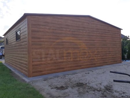 Plechová garáž 6x6x2,5 - zlaty dub (imitace dřeva), sedlová střecha, výklopná vrata, 2 x okno PCV, dveře