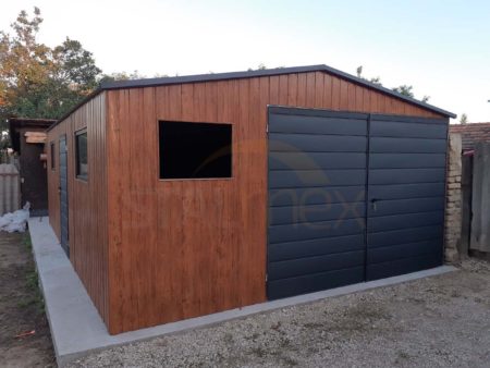 Plechová garáž 4,5×7×2,5 - zlaty dub (imitace dřeva)/antracitová šedá RAL 7016 MAT, sedlová střecha, dvoukřídlá vrata, 3 x okno PCV, dveře