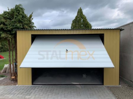 Plechová garáž 4×6×2,18 - písková žluť RAL 1002, spád od vrat dozadu, výklopná vrata