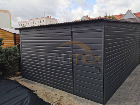Plechová garáž 4×6×2,38 - antracitová šedá BTX 7016 MAT, spád od vrat dozadu, výklopná vrata, dveře