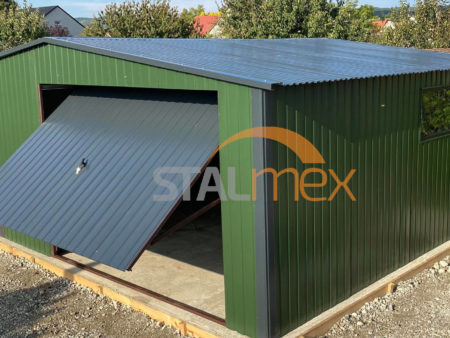 Plechová garáž 5×5×2,5 - chromová zelená BTX 6020 MAT, sedlová střecha, výklopná vrata, okno PCV, dveře
