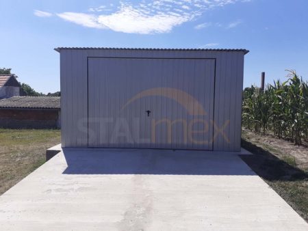 Plechová garáž 4×6×2,18 - bílý hliník RAL 9006 Lesk, spád od vrat dozadu, výklopná vrata