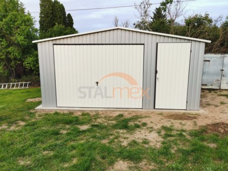 Plechová garáž 5×5×2,5 - bílý hliník RAL 9006 Lesk, sedlová střecha, výklopná vrata, okno PCV, dveře
