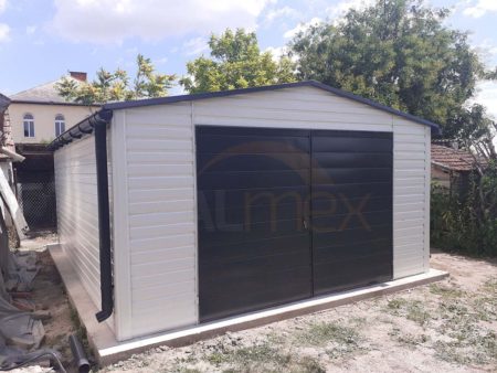 Plechová garáž 4,5×6×2,5 - bílý RAL 9010 Lesk, sedlová střecha, dvoukřídlá vrata, 2 x okno PCV, dveře