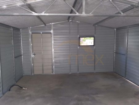 Plechová garáž 4,5×6×2,5 - bílý RAL 9010 Lesk, sedlová střecha, dvoukřídlá vrata, 2 x okno PCV, dveře