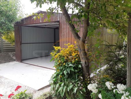 Plechová garáž 5×5×2,5 - čokoládová hnědá RAL 8017 Lesk, sedlová střecha, výklopná vrata