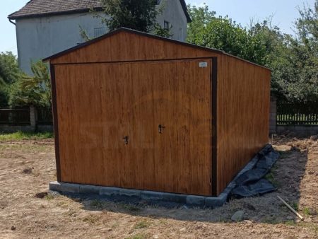 Plechová garáž 3×5×2,5 – zlaty dub (imitace dřeva), sedlová střecha, výklopná vrata, dveře