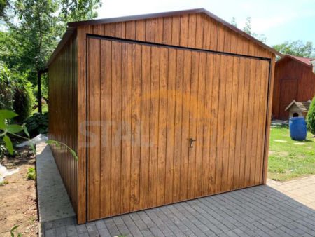 Plechová garáž 3×5×2,5 - zlaty dub (imitace dřeva), sedlová střecha, výklopná vrata