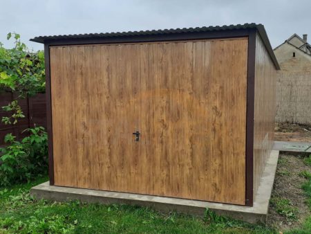 Plechová garáž 3×5×2,1 - zlaty dub (imitace dřeva), spád od vrat dozadu, výklopná vrata
