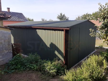 Plechová garáž 4,5×5×2,5 - chromová zelená BTX 6020 MAT, sedlová střecha, dvoukřídlá vrata, dveře