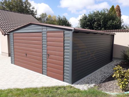 Plechová garáž 5×5×2,5 - antracitová šedá BTX 7016 MAT, sedlová střecha, výklopná vrata, dveře
