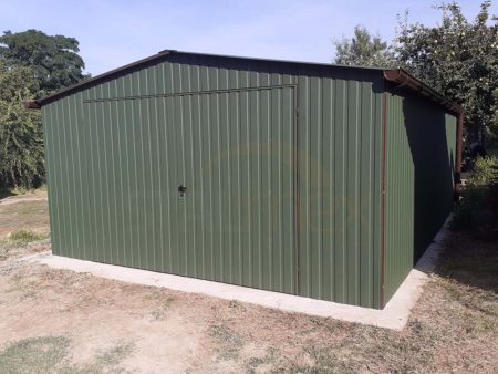 Plechová garáž 4,5×5×2,5 - chromová zelená BTX 6020 MAT, sedlová střecha, dvoukřídlá vrata, dveře