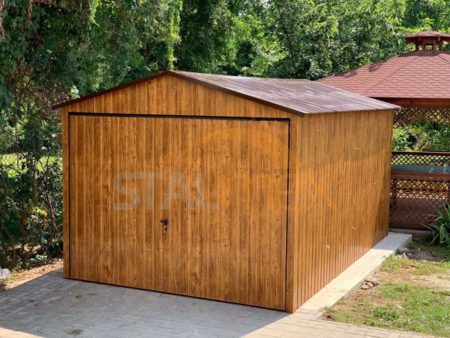 Plechová garáž 3×5×2,5 - zlaty dub (imitace dřeva), sedlová střecha, výklopná vrata
