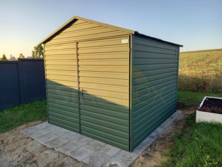 Zahradní domek 2,5×3×2,40 – chromová zelená BTX 6020 MAT, sedlová střecha, dvoukřídlé dveře